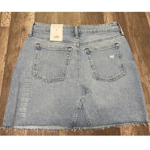 Free Assembly Denim Mini Skirt – Recon Mini Light Editor 80 (Size 4, NWT) - Picture 2 of 7